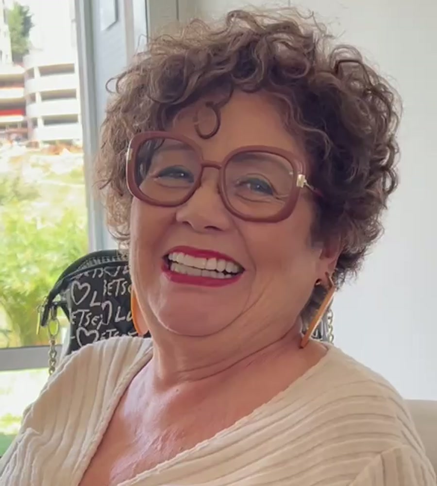 Blanca Inés Toro sonriendo a cámara, lista para asesorarte