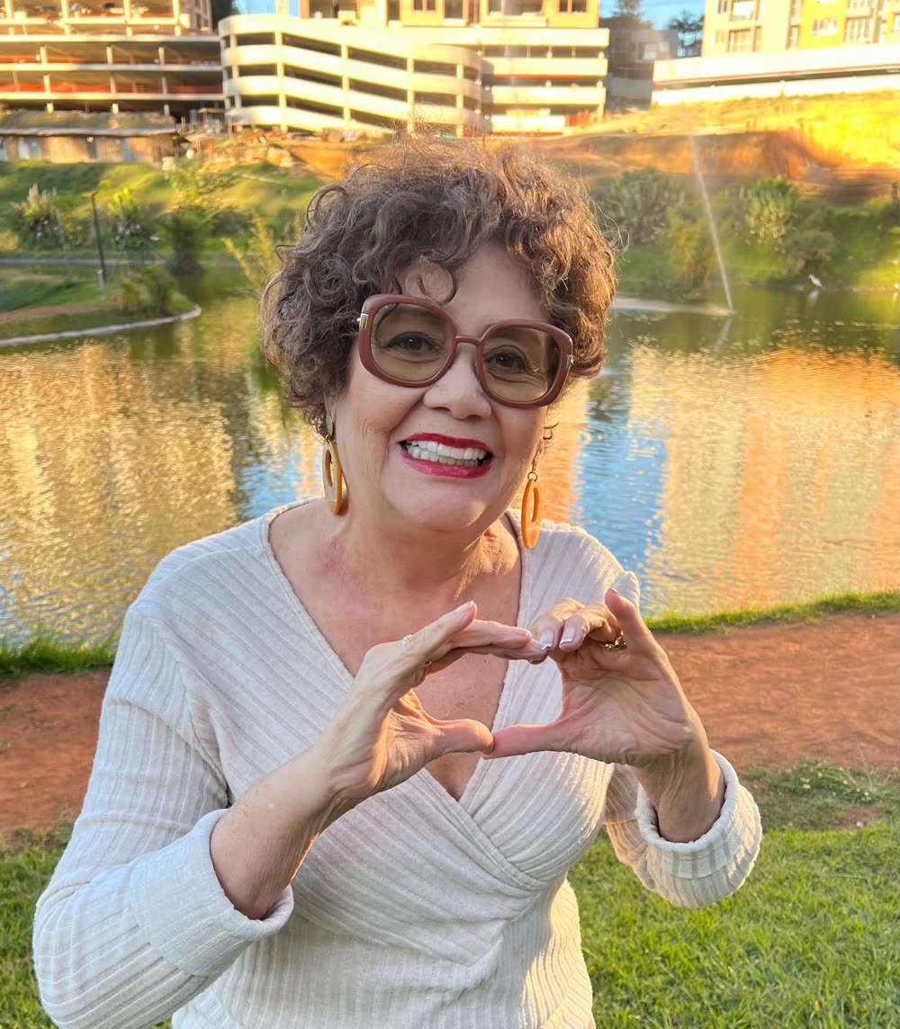 Blanca Inés Toro haciendo un corazón con las manos, invitándote a unirte a su equipo Yanbal