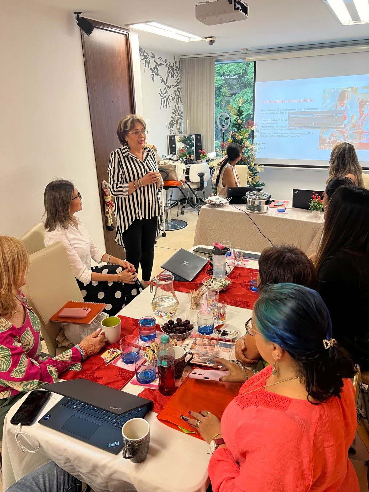 Blanca dando una capacitación a su equipo de consultoras