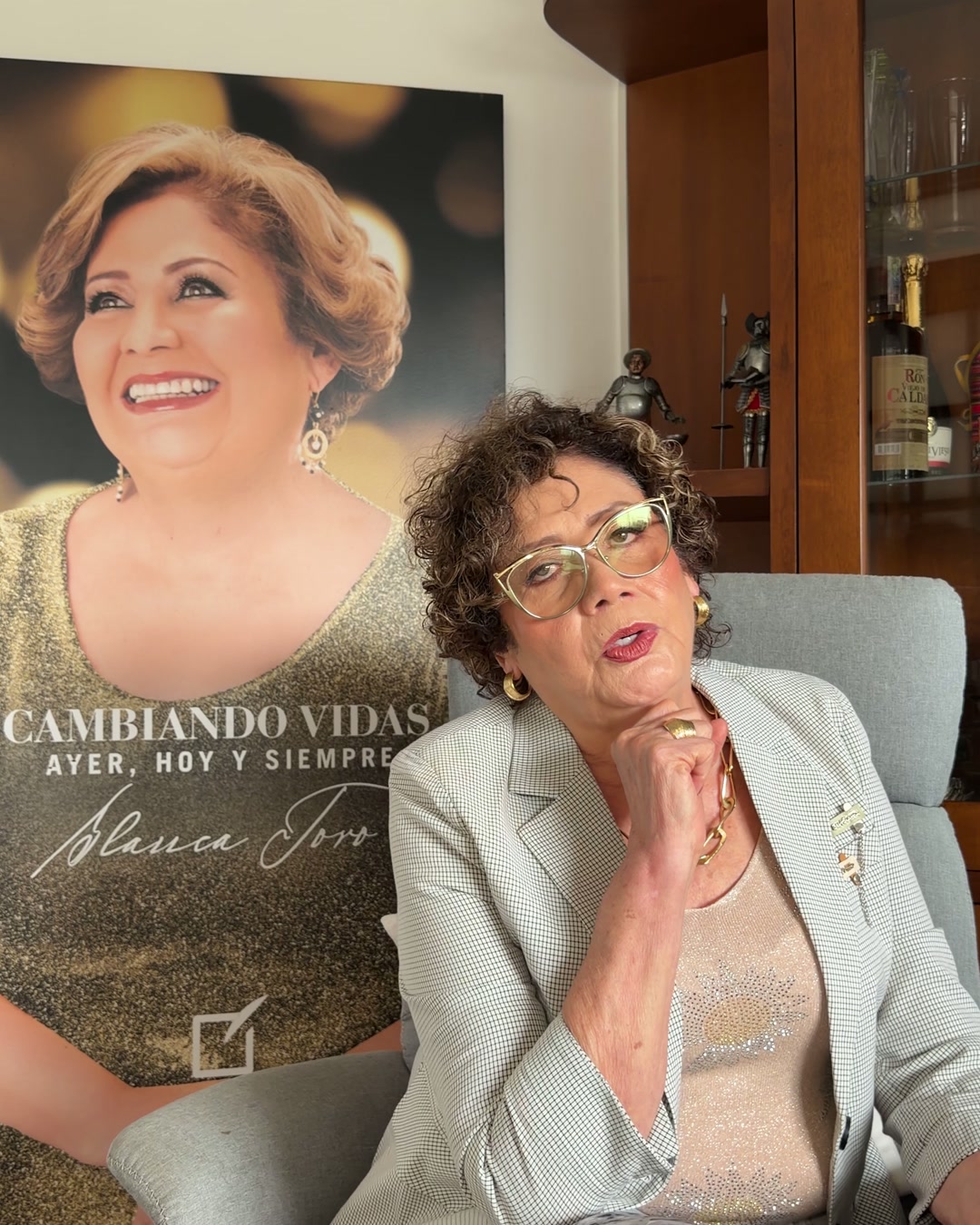 Blanca Inés Toro junto a su retrato conmemorativo de Yanbal «Cambiando vidas: ayer, hoy y siempre»